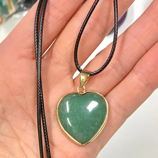 Vihreä aventuriini - Sydänkaulakoru kehyksillä - Runsautta tuova - Valkoisen Liekin Voima
