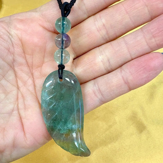 Vihreä fluoriitti - Enkelinsiipikaulakoru - Parantaa traumoja, tehostaa kehon paranemisprosessia - Valkoisen Liekin Voima
