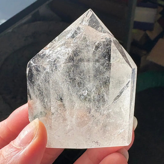 Vuorikristalli - Kristallikärki- Viritetty Mahatmaenergiaan - 6-7cm Valkoisen Liekin Voima