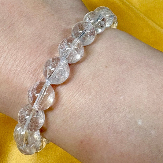 Vuorikristalli - Rannekoru - Tasapainottaa chakroja, kohottaa värähtelyä, opastaa - Valkoisen Liekin Voima