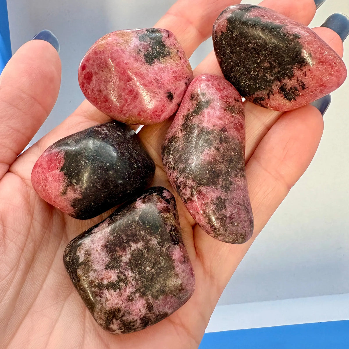 Rodoniitti (pinkkimusta) - Kämmenkivi 3-5cm - Vahvistaa sydäntä
