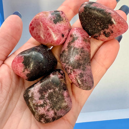 Rodoniitti (pinkkimusta) - Kämmenkivi 3-5cm - Vahvistaa sydäntä