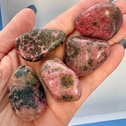 Rodoniitti (pinkkimusta) - Kämmenkivi 3-5cm - Vahvistaa sydäntä