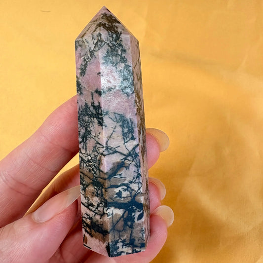 Rodoniitti - Kristallikärki - Vahvistaa sydäntä - 8cm - Uniikki kappale