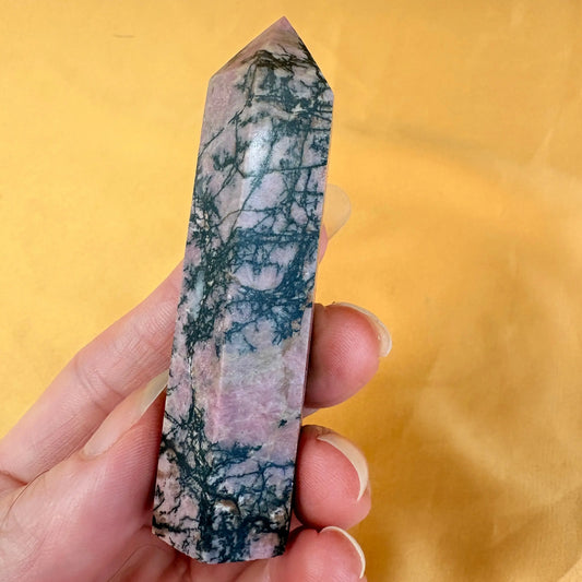 Rodoniitti - Kristallikärki - Vahvistaa sydäntä - 8cm - Uniikki kappale