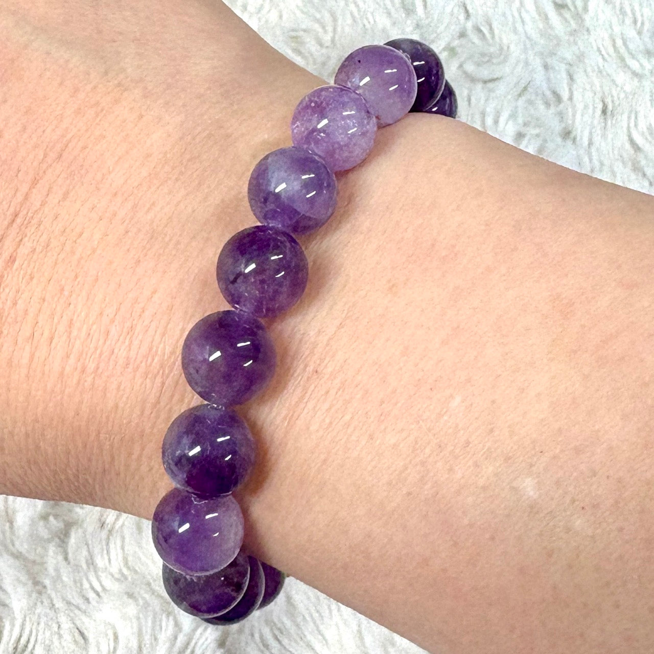 Vaalea ametisti - Rannekoru - Rauhoittaa ylikuormitusta ja auttaa palautumaan