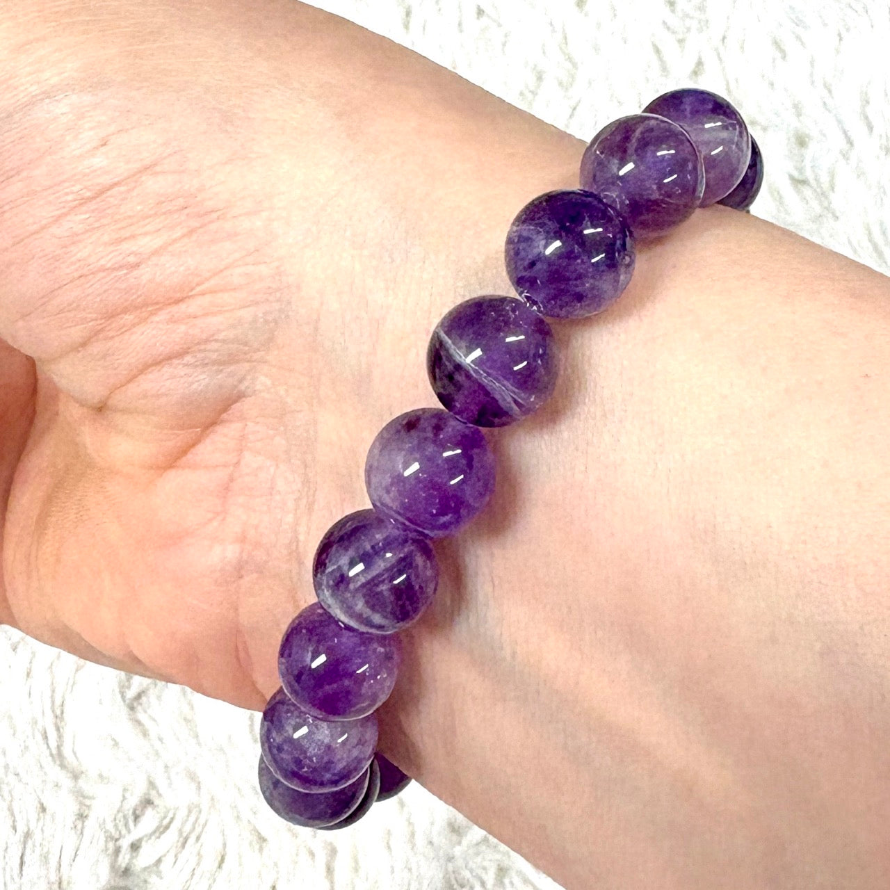 Vaalea ametisti - Rannekoru - Rauhoittaa ylikuormitusta ja auttaa palautumaan