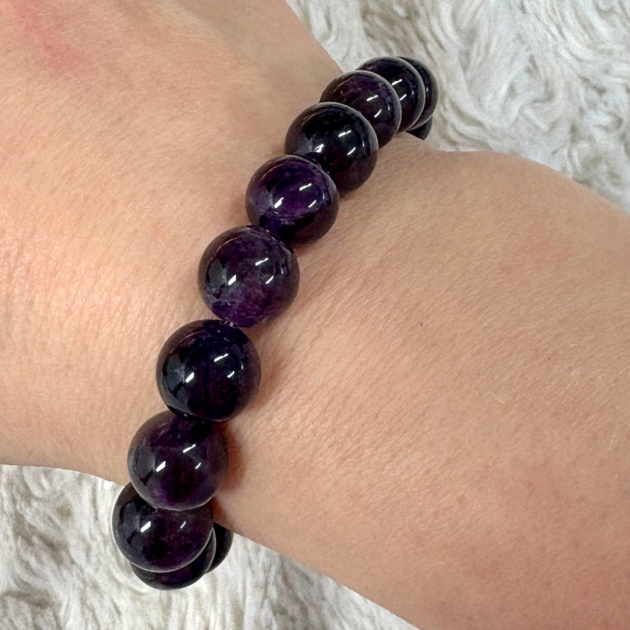 Tumma ametisti - Rannekoru - Muuntaa energiat ja suojaa vahvasti