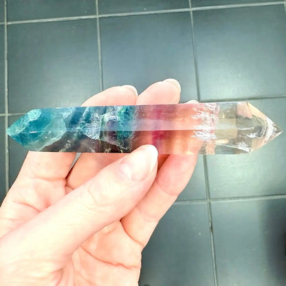 Merlinin Tuplakärki - Sateenkaarifluoriitti - 12cm - 130g
