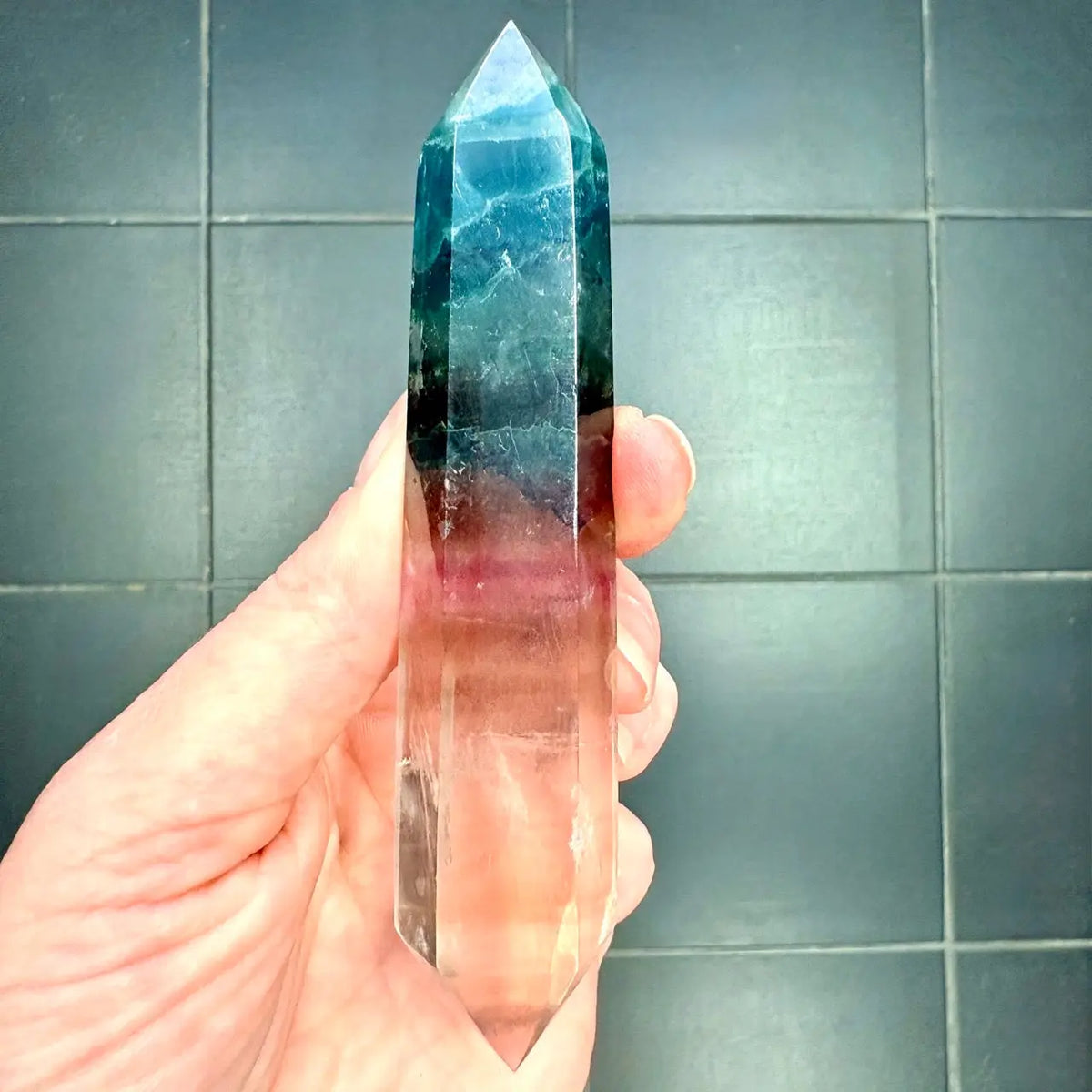 Merlinin Tuplakärki - Sateenkaarifluoriitti - 12cm - 110g