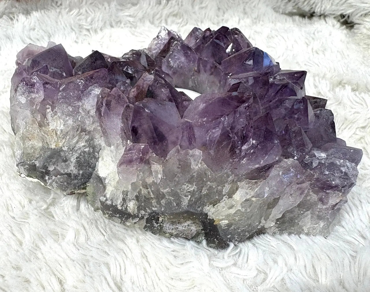 Ametisti - Kristallituikku - 990g - 15cm x 11cm - Valkoisen Liekin Voima