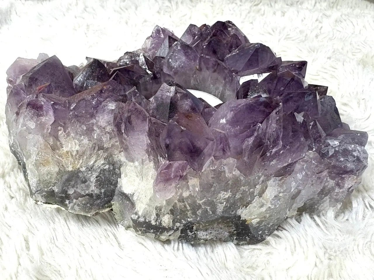 Ametisti - Kristallituikku - 990g - 15cm x 11cm - Valkoisen Liekin Voima