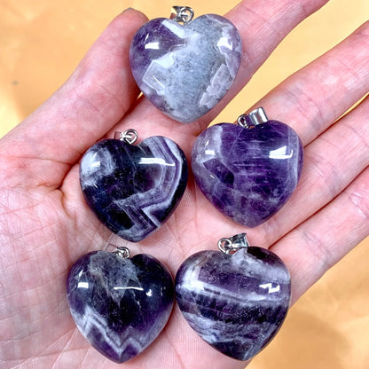 Chevron ametisti - Sydänkaulakoru 3cm - Kantaa Ae Zadkielin energiaa - Valkoisen Liekin Voima