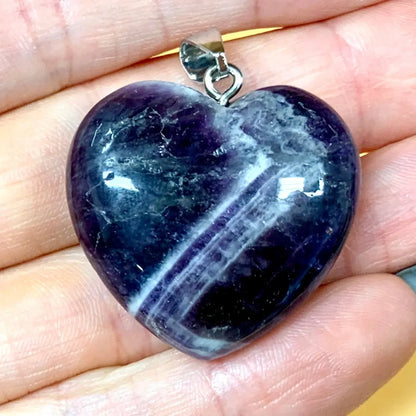 Chevron ametisti - Sydänkaulakoru 3cm - Kantaa Ae Zadkielin energiaa - Valkoisen Liekin Voima