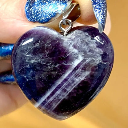 Chevron ametisti - Sydänkaulakoru 3cm - Kantaa Ae Zadkielin energiaa - Valkoisen Liekin Voima