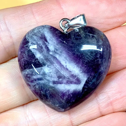 Chevron ametisti - Sydänkaulakoru 3cm - Kantaa Ae Zadkielin energiaa - Valkoisen Liekin Voima