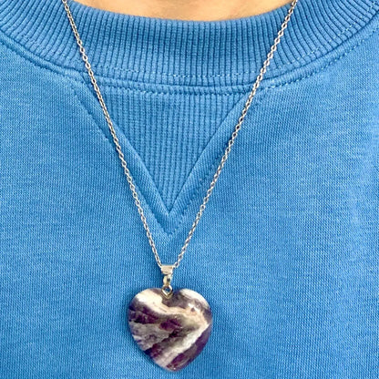 Chevron ametisti - Sydänkaulakoru 3cm - Kantaa Ae Zadkielin energiaa - Valkoisen Liekin Voima