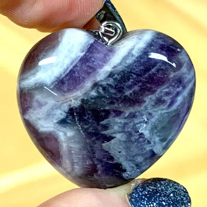 Chevron ametisti - Sydänkaulakoru 3cm - Kantaa Ae Zadkielin energiaa - Valkoisen Liekin Voima