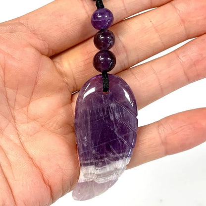 Chevron ametisti (selkeät chevron kuviot) - Enkelinsiipikaulakoru - Violettiliekin voimaa - Valkoisen Liekin Voima