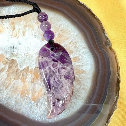 Chevron ametisti (selkeät chevron kuviot) - Enkelinsiipikaulakoru - Violettiliekin voimaa - Valkoisen Liekin Voima