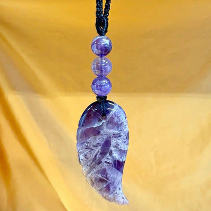 Chevron ametisti (selkeät chevron kuviot) - Enkelinsiipikaulakoru - Violettiliekin voimaa - Valkoisen Liekin Voima