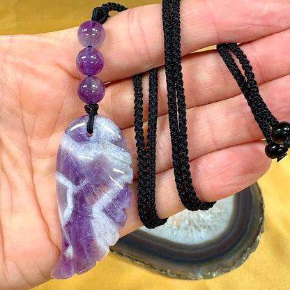 Chevron ametisti (selkeät chevron kuviot) - Enkelinsiipikaulakoru - Violettiliekin voimaa - Valkoisen Liekin Voima
