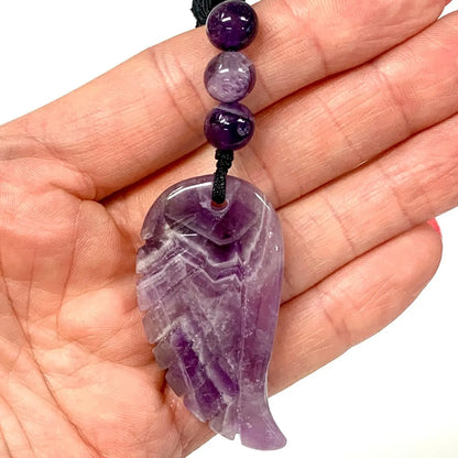 Chevron ametisti (selkeät chevron kuviot) - Enkelinsiipikaulakoru - Violettiliekin voimaa - Valkoisen Liekin Voima