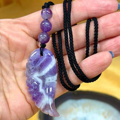 Chevron ametisti (selkeät chevron kuviot) - Enkelinsiipikaulakoru - Violettiliekin voimaa - Valkoisen Liekin Voima