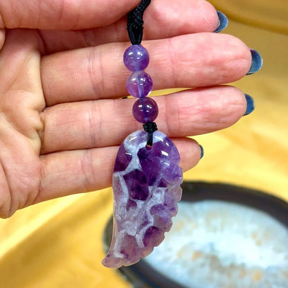 Chevron ametisti (selkeät chevron kuviot) - Enkelinsiipikaulakoru - Violettiliekin voimaa - Valkoisen Liekin Voima