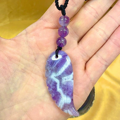 Chevron ametisti (selkeät chevron kuviot) - Enkelinsiipikaulakoru - Violettiliekin voimaa - Valkoisen Liekin Voima
