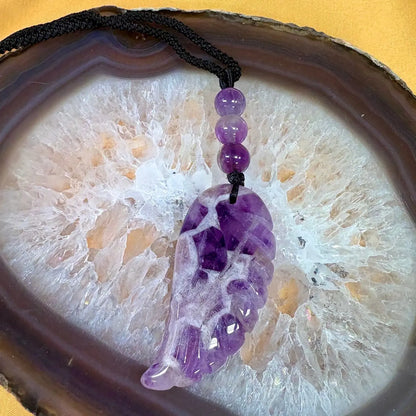 Chevron ametisti (selkeät chevron kuviot) - Enkelinsiipikaulakoru - Violettiliekin voimaa - Valkoisen Liekin Voima