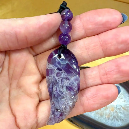 Chevron ametisti (selkeät chevron kuviot) - Enkelinsiipikaulakoru - Violettiliekin voimaa - Valkoisen Liekin Voima