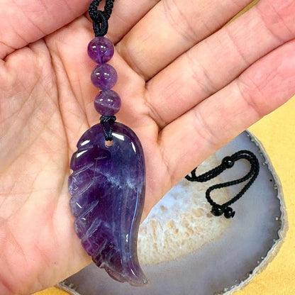 Chevron ametisti (tummasävyinen) - Enkelinsiipikaulakoru - Violettiliekin voimaa - Valkoisen Liekin Voima