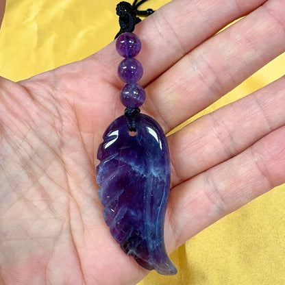 Chevron ametisti (tummasävyinen) - Enkelinsiipikaulakoru - Violettiliekin voimaa - Valkoisen Liekin Voima