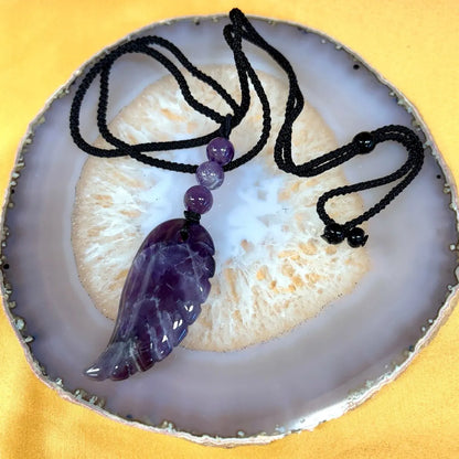 Chevron ametisti (tummasävyinen) - Enkelinsiipikaulakoru - Violettiliekin voimaa - Valkoisen Liekin Voima