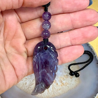 Chevron ametisti (tummasävyinen) - Enkelinsiipikaulakoru - Violettiliekin voimaa - Valkoisen Liekin Voima