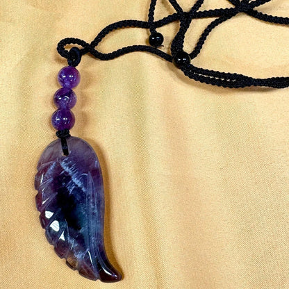 Chevron ametisti (tummasävyinen) - Enkelinsiipikaulakoru - Violettiliekin voimaa - Valkoisen Liekin Voima