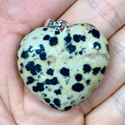 Dalmatian jaspis - muhkea sydänkaulakoru 3cm x 3cm - Valkoisen Liekin Voima