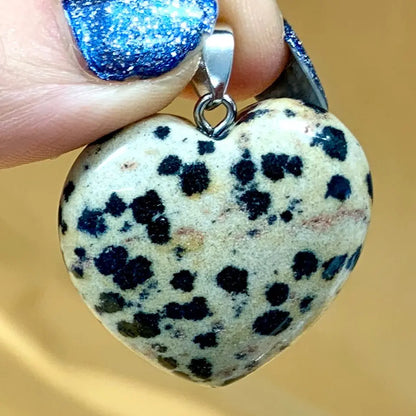 Dalmatian jaspis - muhkea sydänkaulakoru 3cm x 3cm - Valkoisen Liekin Voima