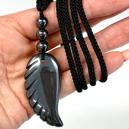 Hematiitti - Enkelinsiipikaulakoru - Keskittymiskykyä, energiaa, kehon hoitoa - Valkoisen Liekin Voima