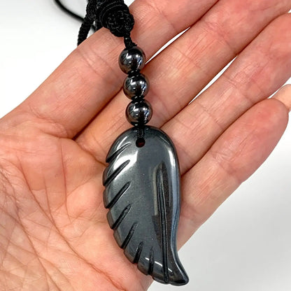 Hematiitti - Enkelinsiipikaulakoru - Keskittymiskykyä, energiaa, kehon hoitoa - Valkoisen Liekin Voima