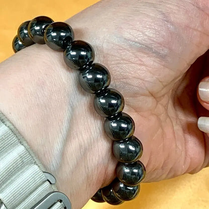 Hematiitti - Rannekoru - Antaa virtaa väsyneelle keholle ja auttaa keskittymään - Valkoisen Liekin Voima