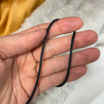 Kaulanauha - Musta 80cm - paksuus 2mm - Valkoisen Liekin Voima