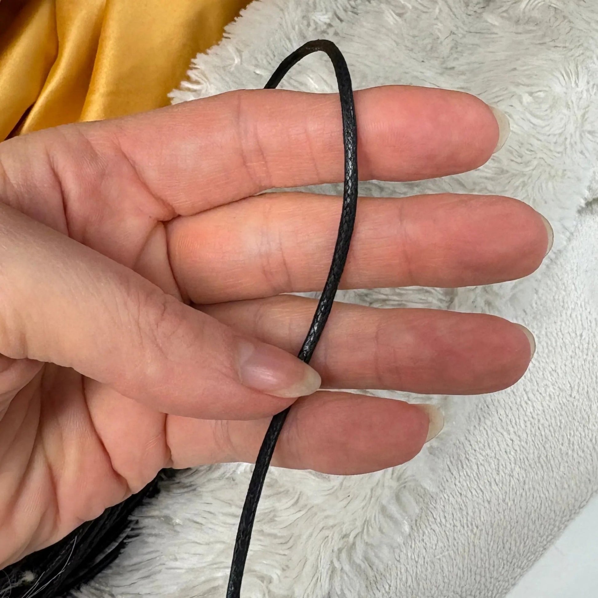 Kaulanauha - Musta 80cm - paksuus 2mm - Valkoisen Liekin Voima