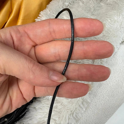 Kaulanauha - Musta 80cm - paksuus 2mm - Valkoisen Liekin Voima