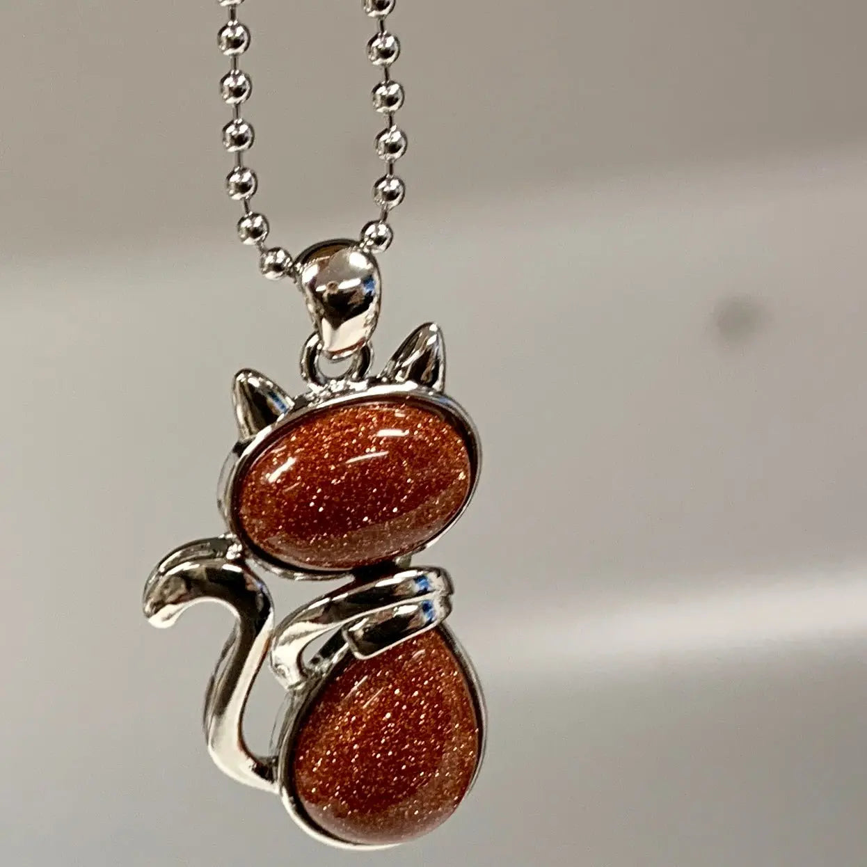 Kissakaulakoru - Kultainen hiekkakivi 4,5cm + ketju 60cm - Valkoisen Liekin Voima