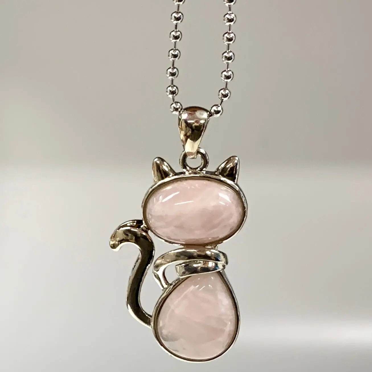 Kissakaulakoru - Ruusukvartsi 4,5cm + ketju 60cm - Valkoisen Liekin Voima