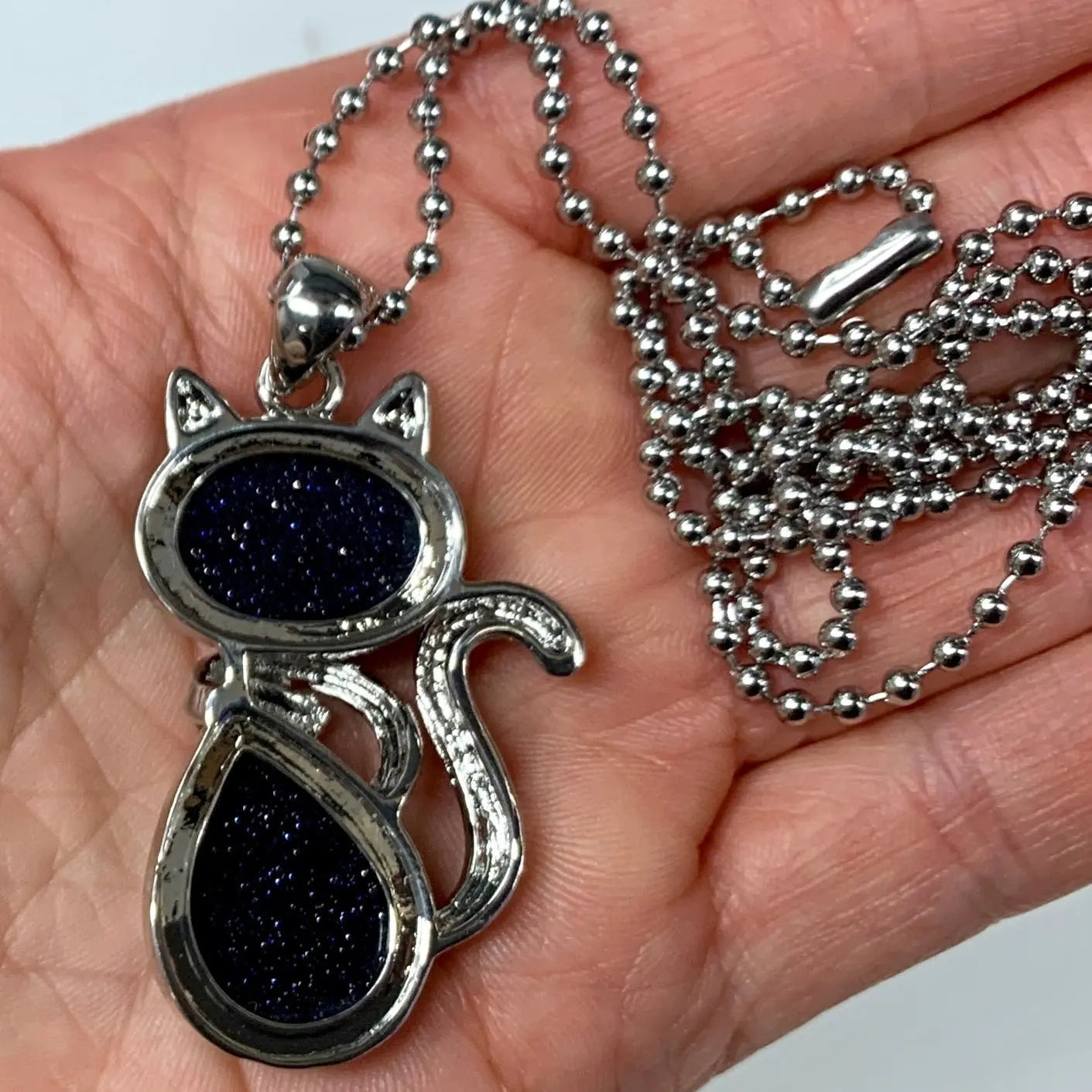 Kissakaulakoru - Sininen hiekkakivi 4,5cm + ketju 60cm - Valkoisen Liekin Voima