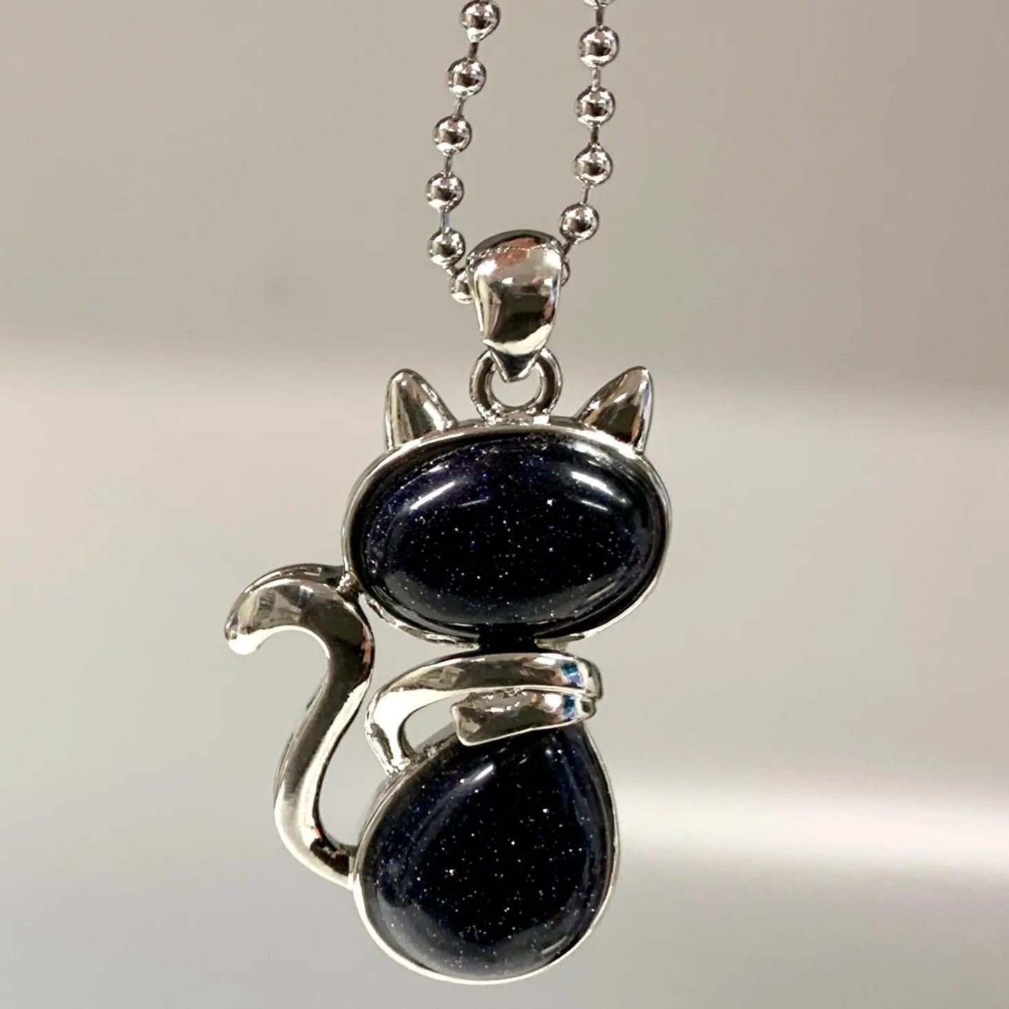 Kissakaulakoru - Sininen hiekkakivi 4,5cm + ketju 60cm - Valkoisen Liekin Voima