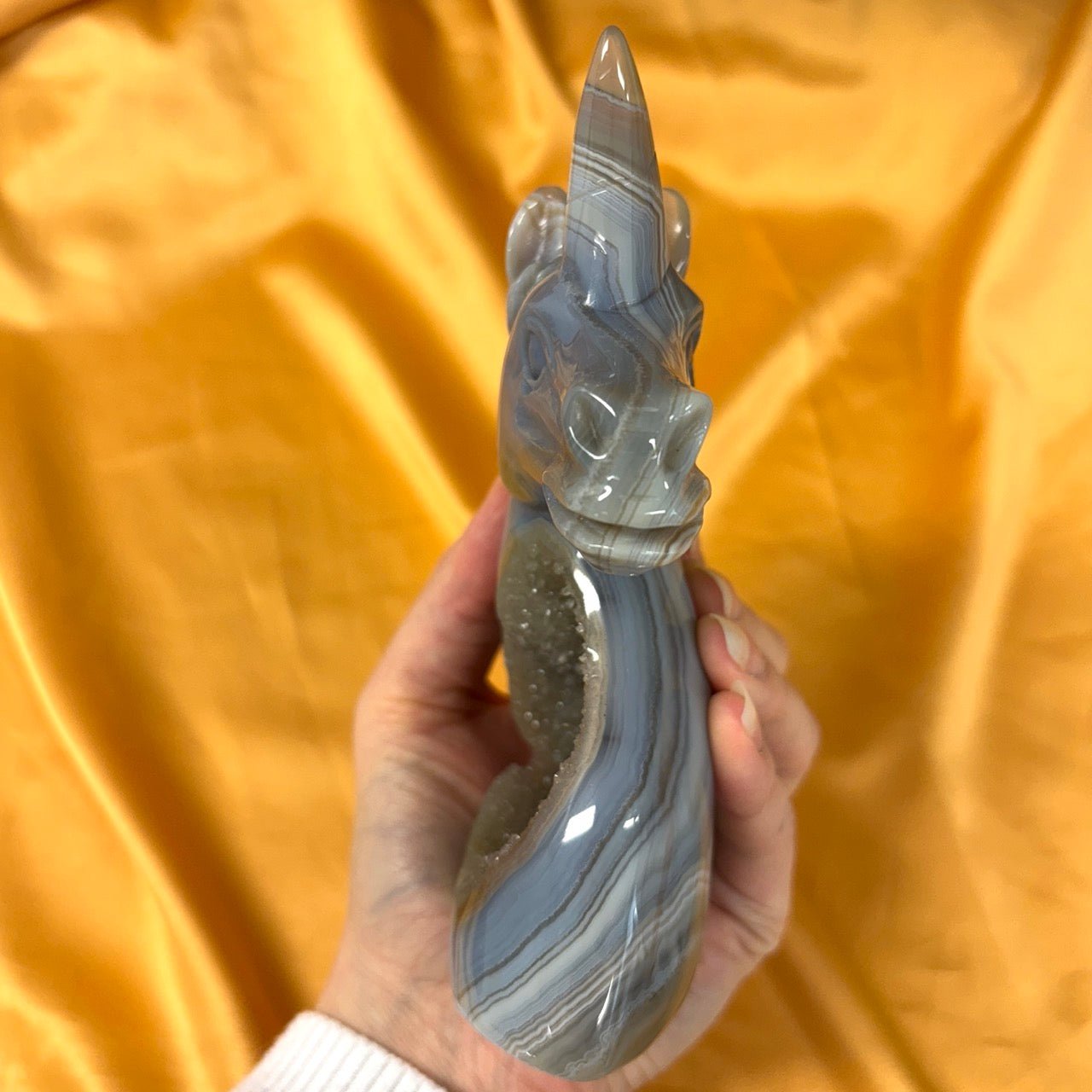 Kristalliyksisarvinen Maori - Akaatti 15cm ja 604g - Valkoisen Liekin Voima